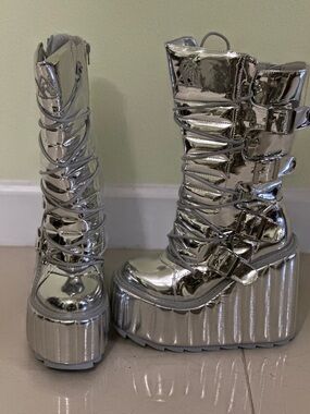 YRU Dune Chrome Platform Boots Size 7 - Like New